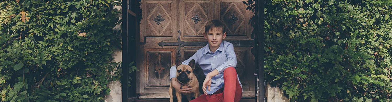 Enfant et Ortense bouledogue français - txaku biscuit friandise chien